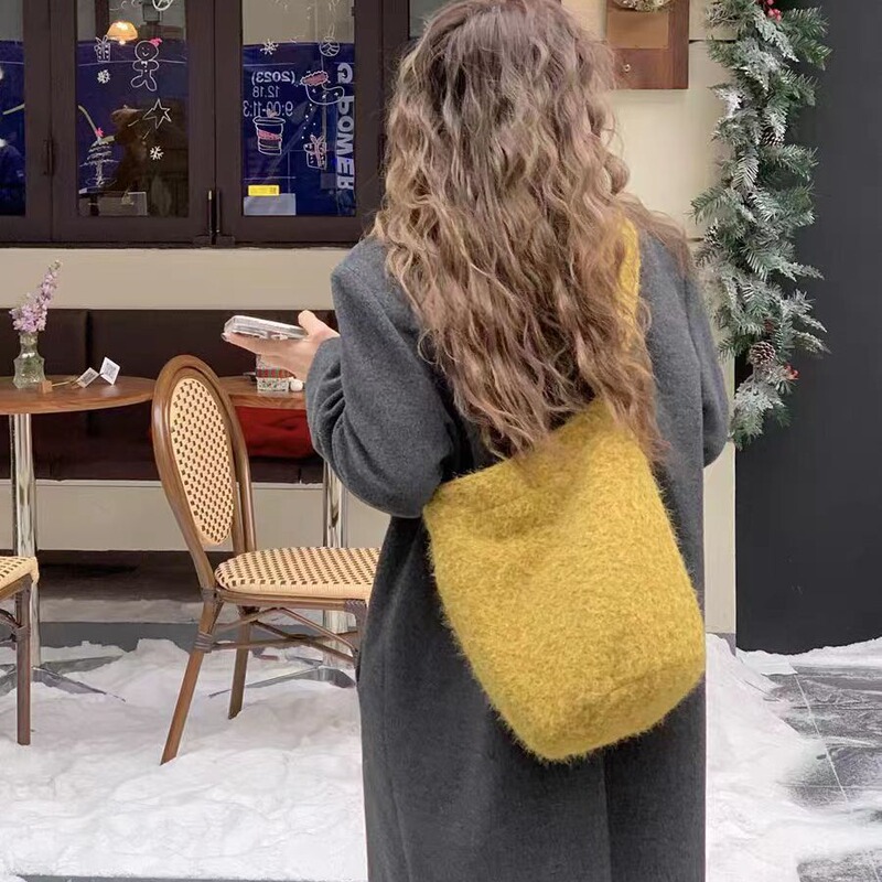 Huangguoshu Single-Shoulder Crossbody Furry Bag, Autumn and Winter Woolen Bag, Lightweight Commuter Bag, Versatile, Simple and Casual Magnetic Buckle Design