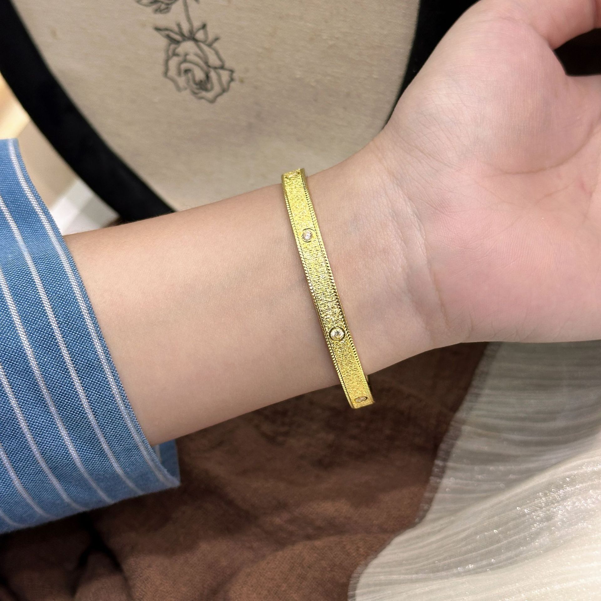Brazalete de diamante de punto de estampado forjado cerrado