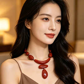 欧美跨境红色树脂项链轻奢高级感时尚个性风潮可伸缩系绳项饰