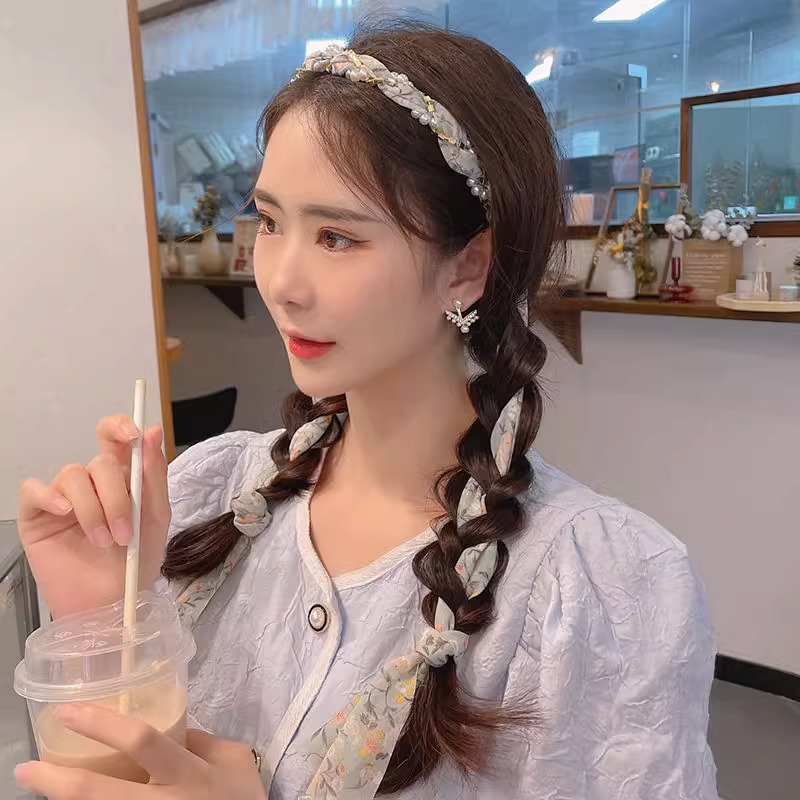 8 # Pequeñas flores rotas de color verde claro.