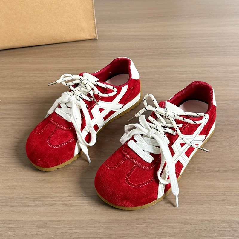 2026 primavera retro zapatos de entrenamiento alemán de suela gruesa moda versátil zapatos casuales de hombre pequeño zapatos deportivos de altura baja para mujeres