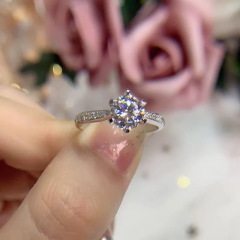 小さいダイヤモンドを入れて口を畳む六爪は結婚指輪をシミュレーションします。