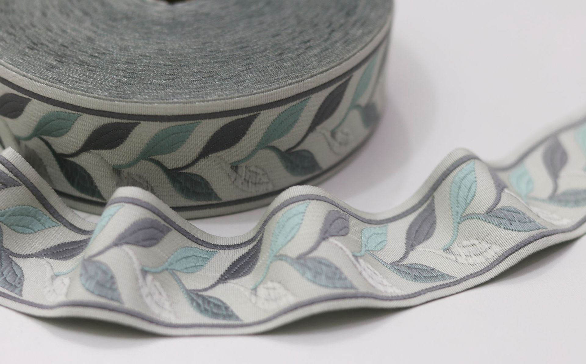Cinta de 3.5 cm de ancho con patrón de hojas pequeñas de alta precisión para cortinas, ropa étnica, bordes de cuellos, bordes de mangas, manteles individuales, caminos de mesa y tejidos decorativos.