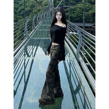 美式工装迷彩微喇牛仔裤女夏季2025新款不贴腿辣妹低腰拖地喇叭裤