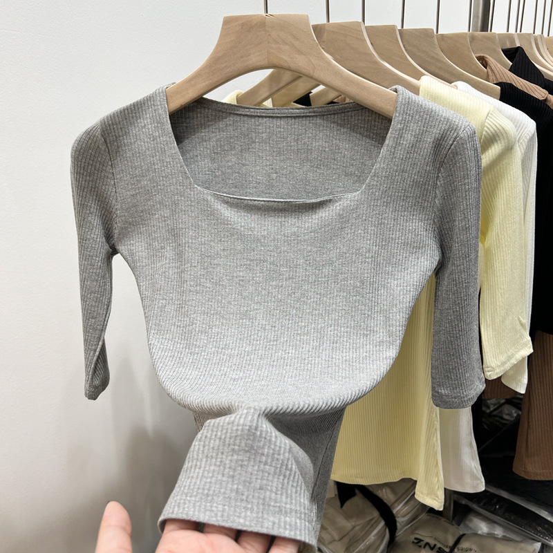 Camiseta de cuello cuadrado negro de cinco mangas para mujeres 2025 primavera nueva estilo exterior con temperamento exterior coreano de media manga
