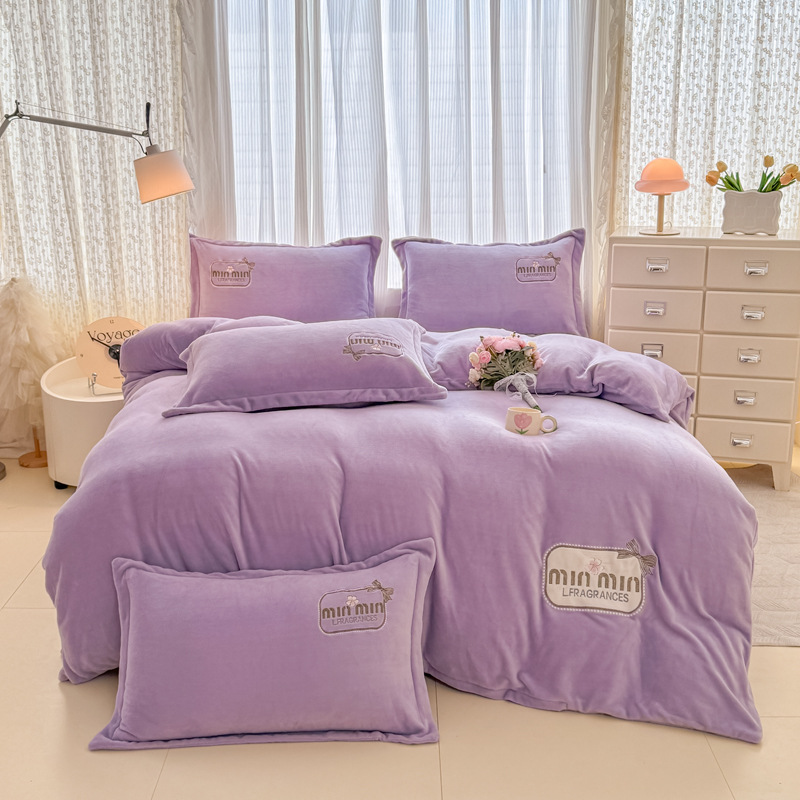 Tejido de bordado caliente grueso de lana de leche de cuatro piezas de sábanas cubiertas de edredón de bordado de tres piezas de cama al por mayor