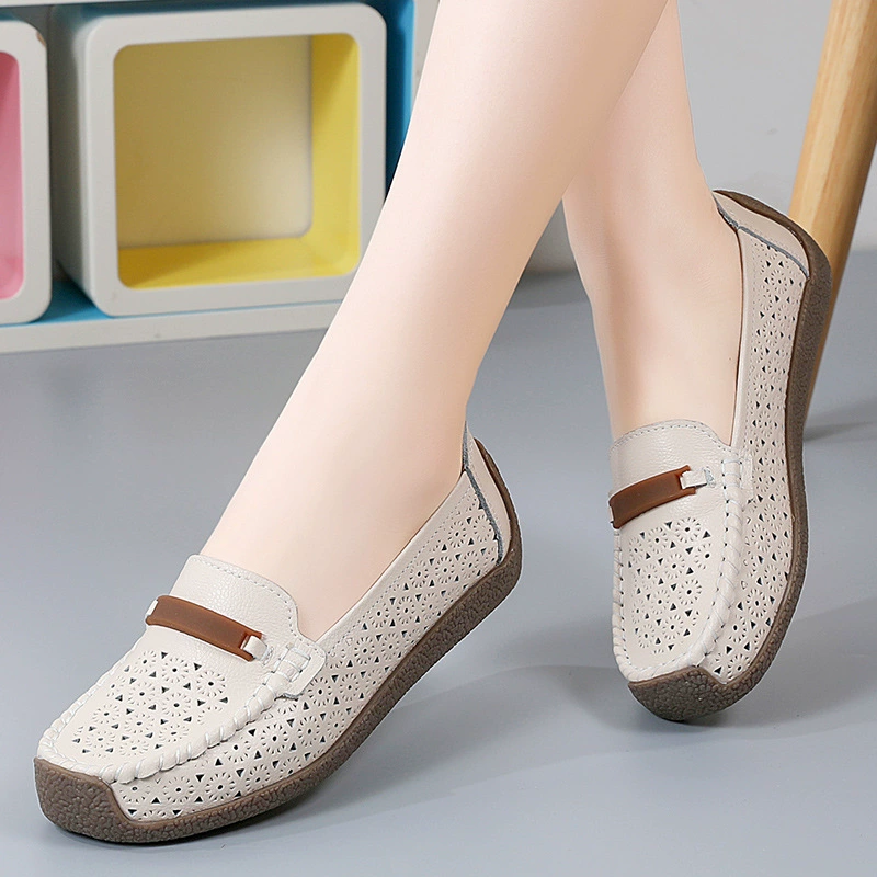 Мягкие лоферы из натуральной кожи большого размера, туфли без каблука для женщин среднего и старшего возраста, модные слипоны с перфорацией, повседневные и универсальные.