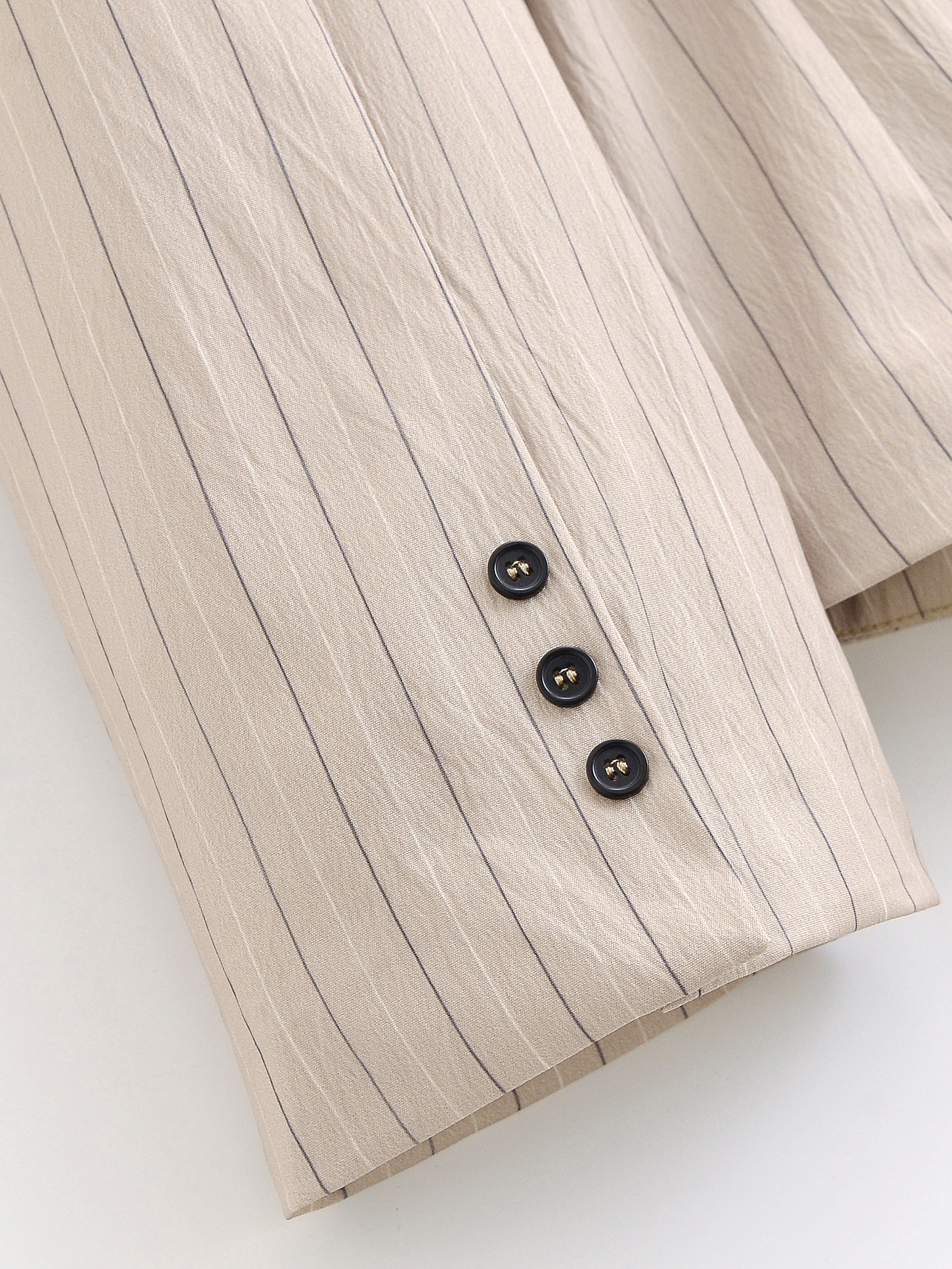 Ensemble deux pièces sexy GraceChic Cross-Border, composé d'un blazer rayé à nœud papillon et d'un short trapèze, idéal pour l'été._voghion.com