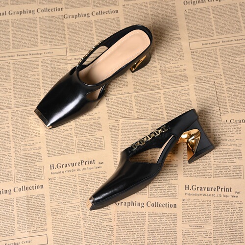 French-style hollow-out closed-toe shoes for women—summer outdoor wear, round-toe slip-on half-slippers, versatile, soft-soled, elegant, breathable, flat-heeled sandals.