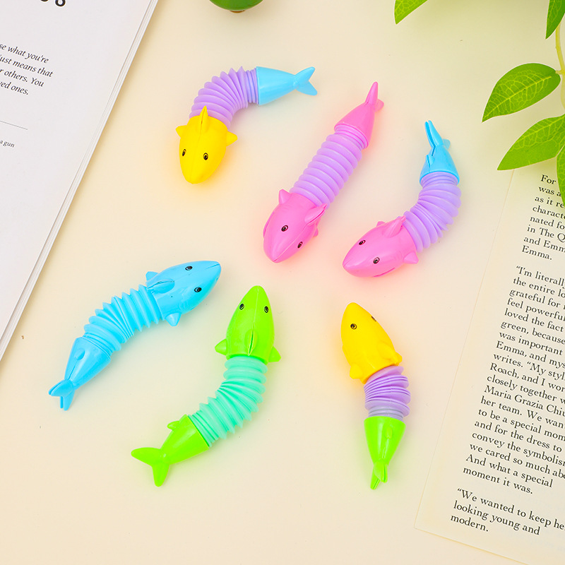 Tubo de tracción telescópico dinosaurio estand plaza estand juguetes al por mayor transfronterizos ventilación descompresión animal estiramiento tubo pequeño dinosaurio