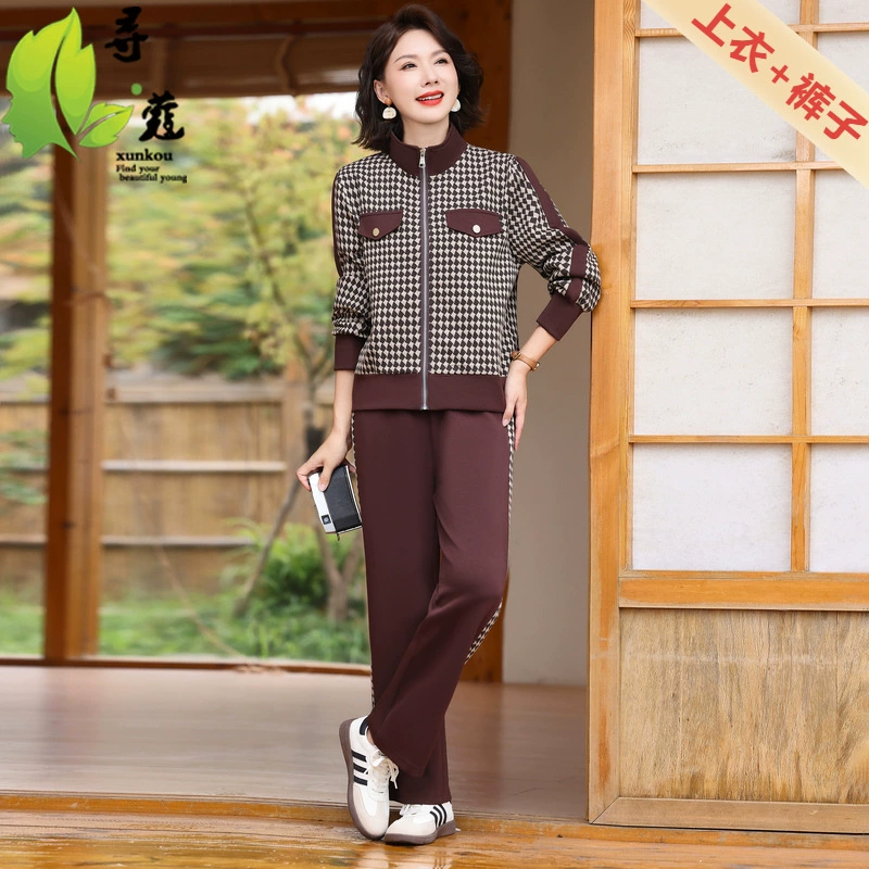 Новый женский костюм среднего возраста весна и осень