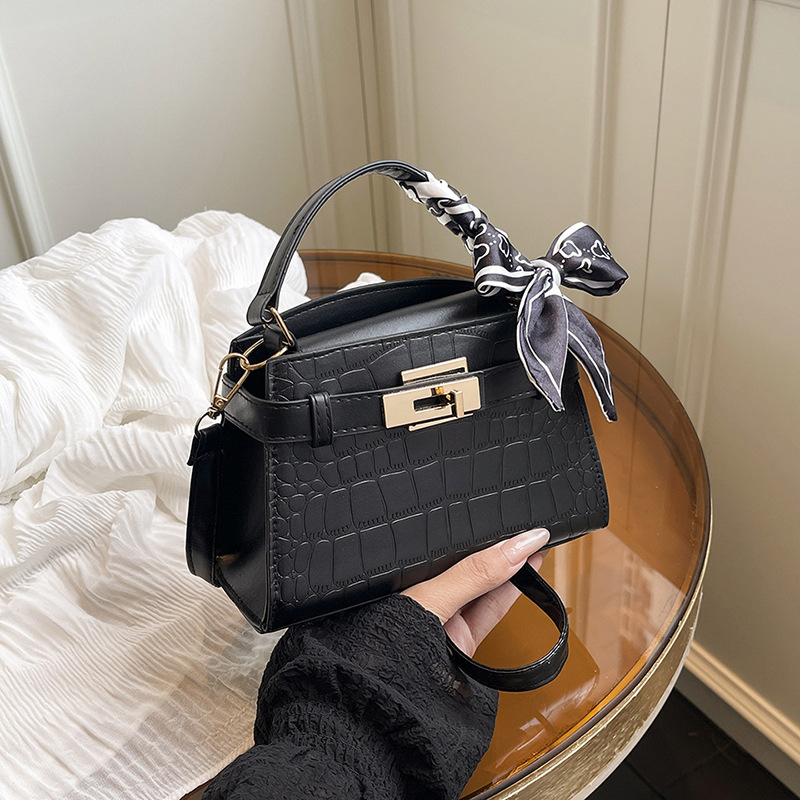 Bolso de mano de nicho de sentido de alta gama para mujer 2025 nuevo bolso de mensajero de un solo hombro simple de verano bolso Kylie de viajero salvaje