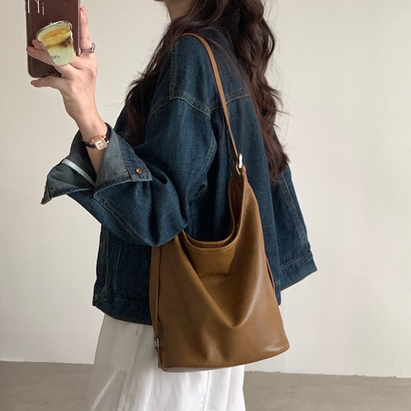 小众真皮通勤水桶包女2025新款慵懒复古质感头层软牛皮女包斜挎包|undefined