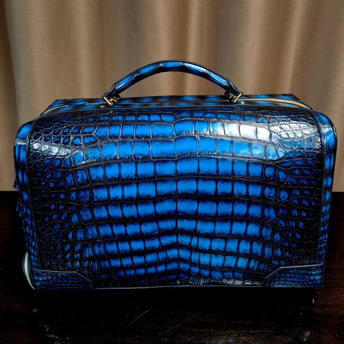 全手工制作鳄鱼皮大容量拖轮包，手工搽色，可提，可拉，可单肩背