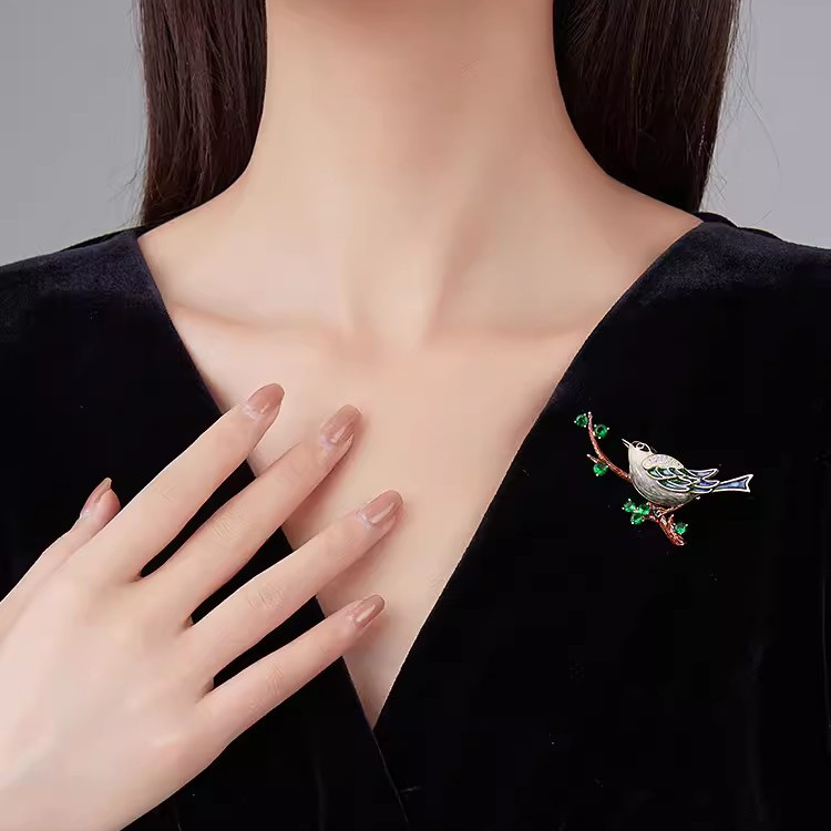 中国風カササギエナメルブローチハイエンド女性の絶妙な鳥パーソナライズされたコサージュピン 2025 新しいトレンディなアクセサリー|undefined