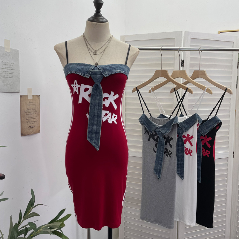 Real Shot of American Hot Girl Suspender Dress with Letter Print and Denim Tie and Hip-Covering Short Skirt 8930-1