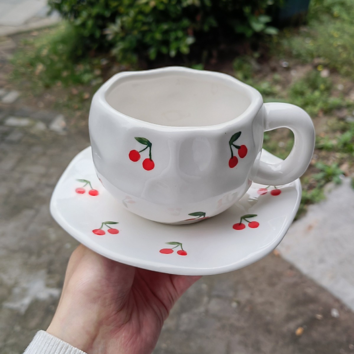 Taza de café de cerámica navideña irregular, linda taza con diseño de flores y corazones pintados a mano, juego de taza y platillo para té de la tarde