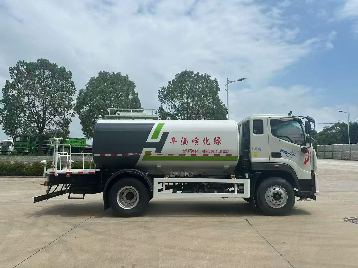 Directly from the Manufacturer: Blue Brand 3-Ton 20-Cubic-Meter Green Landscaping Sprinkler Truck, Large Road Maintenance Mist Cannon Dust Suppression Auman Sprinkler Truck