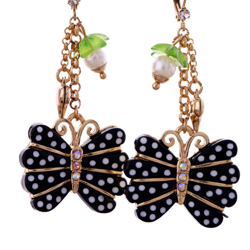 Pendientes De Diamantes Retro Europeos Y Americanos Diseño De Punto De Personalidad De Mariposa Tachuelas Internet Celebridad Mismo Estilo Estilo Frío Pendientes De Moda display picture 3