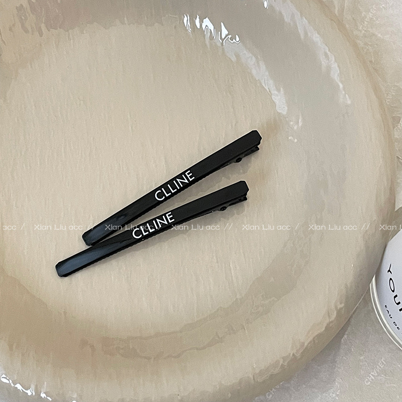 De metal de una sola palabra pico horquilla accesorios para el cabello femenino de alto grado estilo Chanel miumiu carta horquilla ins estilo clip lateral