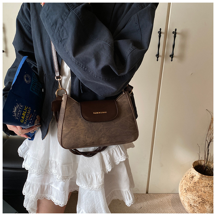 This year, new fashionable and trendy women's bags, casual crossbody underarm bags, commuting single-shoulder women's bags, and small square bags are in vogue undefined