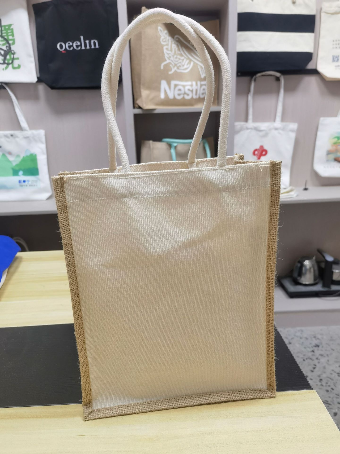 Bolsa de lino en blanco personalizado en stock cuerda de algodón bolsa de lino portátil vintage recubierto de lino grueso publicidad de compras bolsa de yute