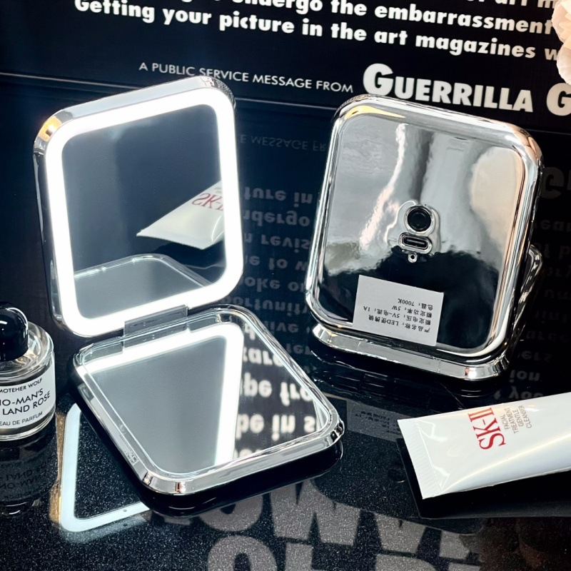 2024 nuevo LED espejo de maquillaje plegable portátil HD estudiante dormitorio princesa escritorio pequeño espejo con luz