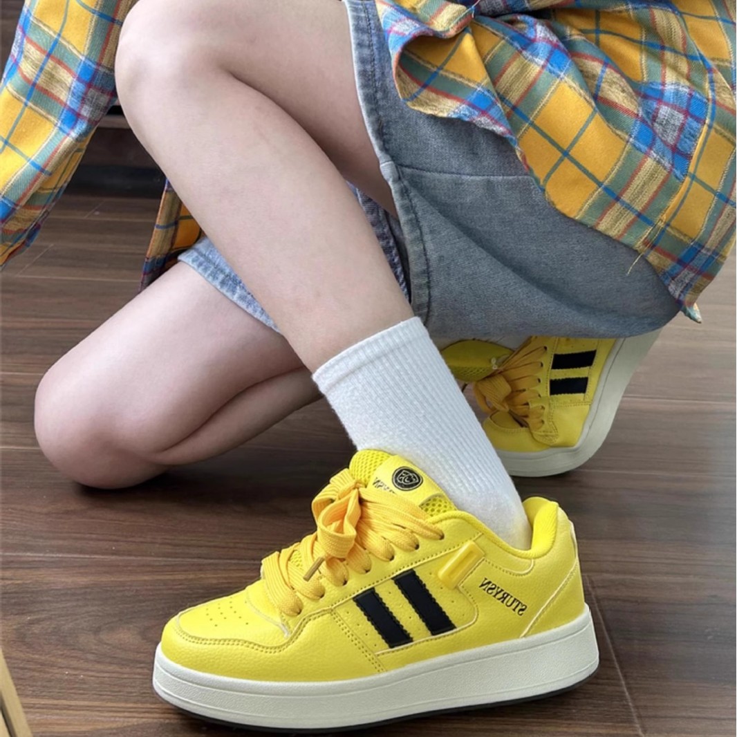 2026 primavera y otoño nuevos zapatos casuales transpirables con suela gruesa aumentada zapatos de pan de estudiantes zapatos deportivos blancos pequeños