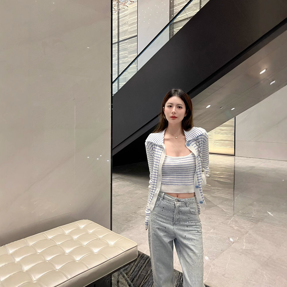 Summer knitted cardigan sleevless