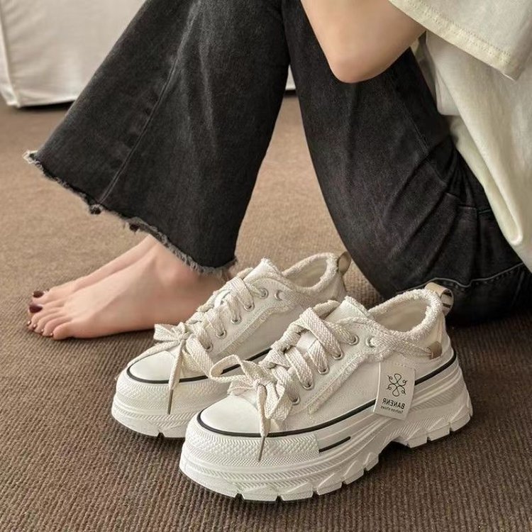 인기 신발 여성 캔버스 신발 2025 여름 새로운 슈퍼 핫 화이트 신발 두꺼운 밑창 세련된 다용도 틈새 신발