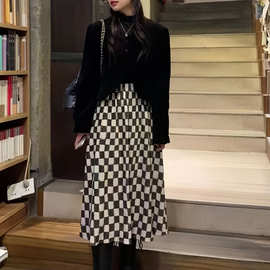 黑白撞色棋盘格半身裙秋冬季复古半裙小个子高级褶皱a字中长裙子