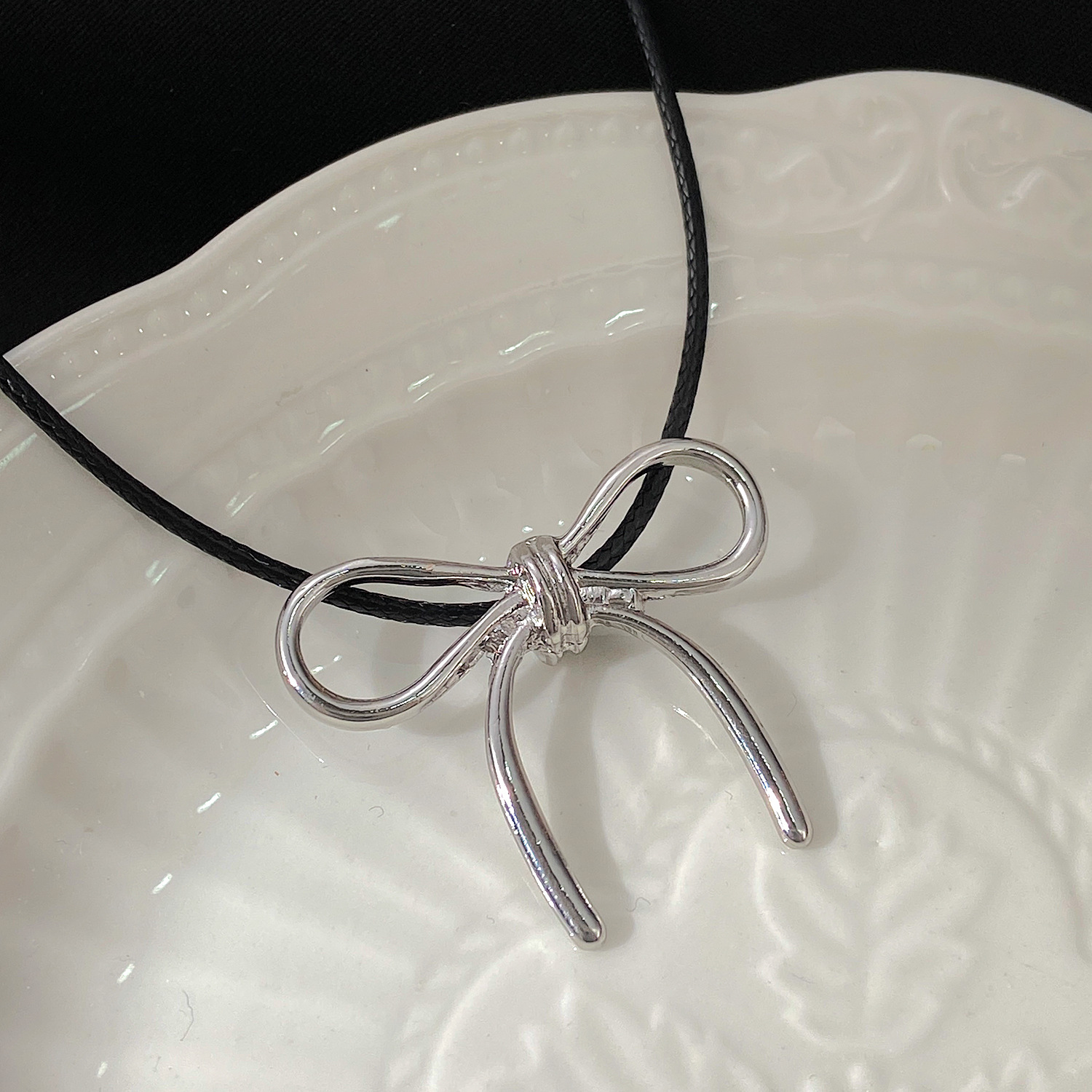 Lederhalskette mit Schmetterlingsknoten für Damen, angesagter Stil, exklusives Accessoire, elegante Halskette für süße, coole und sexy Mädchen_voghion.com