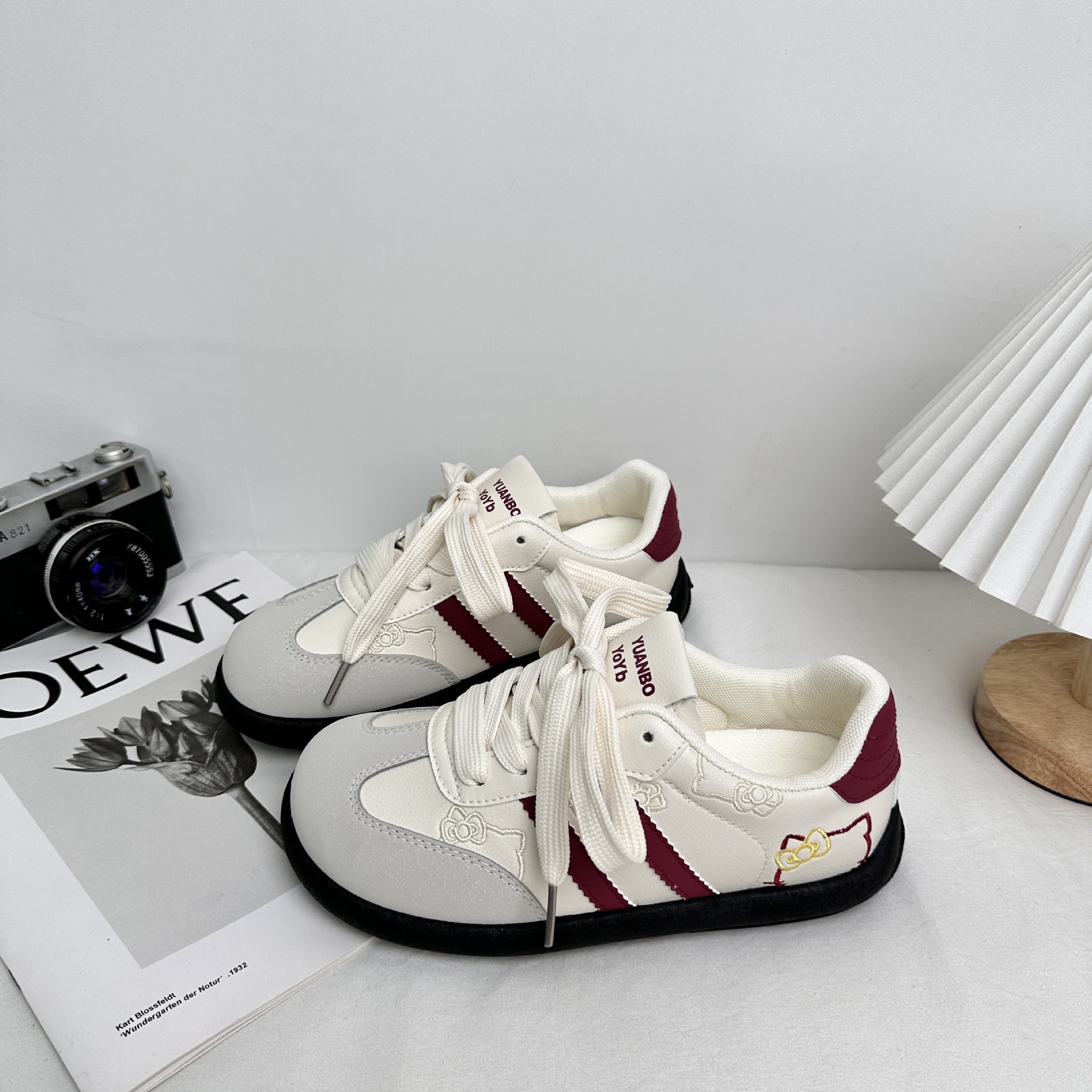 Yuanbo lindo gato KT bordado alemán zapatos de entrenamiento femenino 2025 primavera coreana nicho todo fósforo zapatos casuales pequeños zapatos blancos image 4