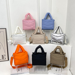 メーカー卸売りの新型のトートバッグの女性の軽やかなダウン綿のハンドバッグの波の紋様の肩の斜め掛けの小さい方のカバンの女性