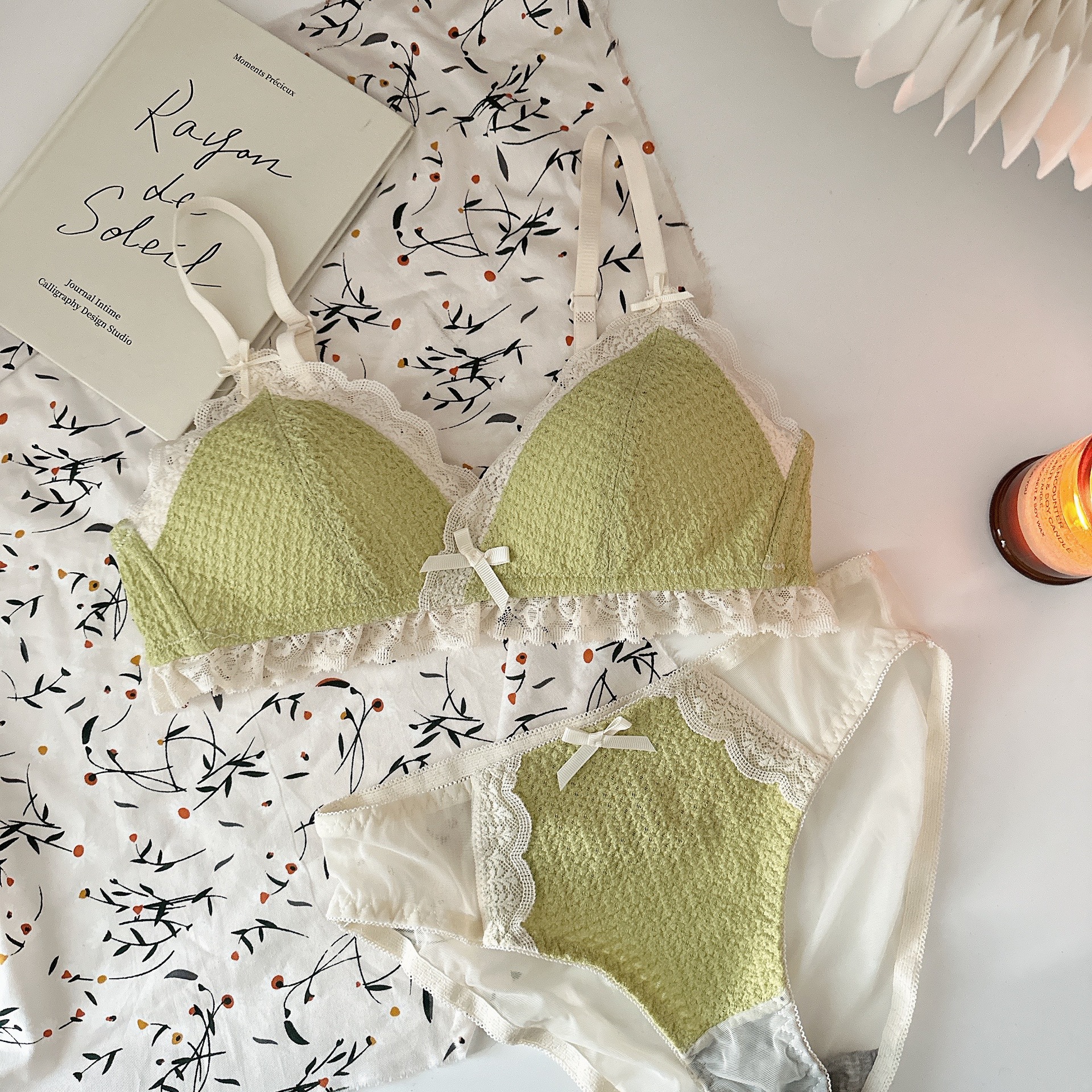 Ropa interior femenina de copa triangular francesa sin anillo de acero sujetador de recolección lateral alto estilo delgado cómodo y transpirable sin costuras