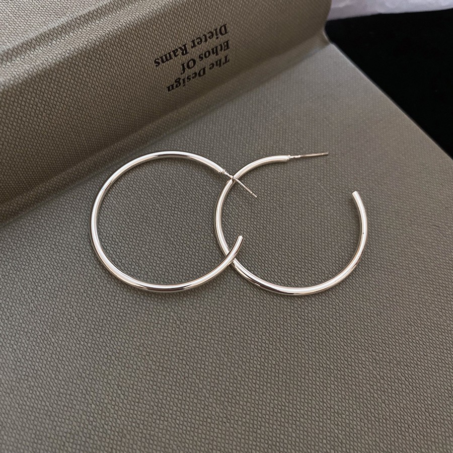 Europa y los Estados Unidos transfronterizos agujas de plata aretes de metal fríos aretes de estilo estilo universal simple aretes de diseño de nicho