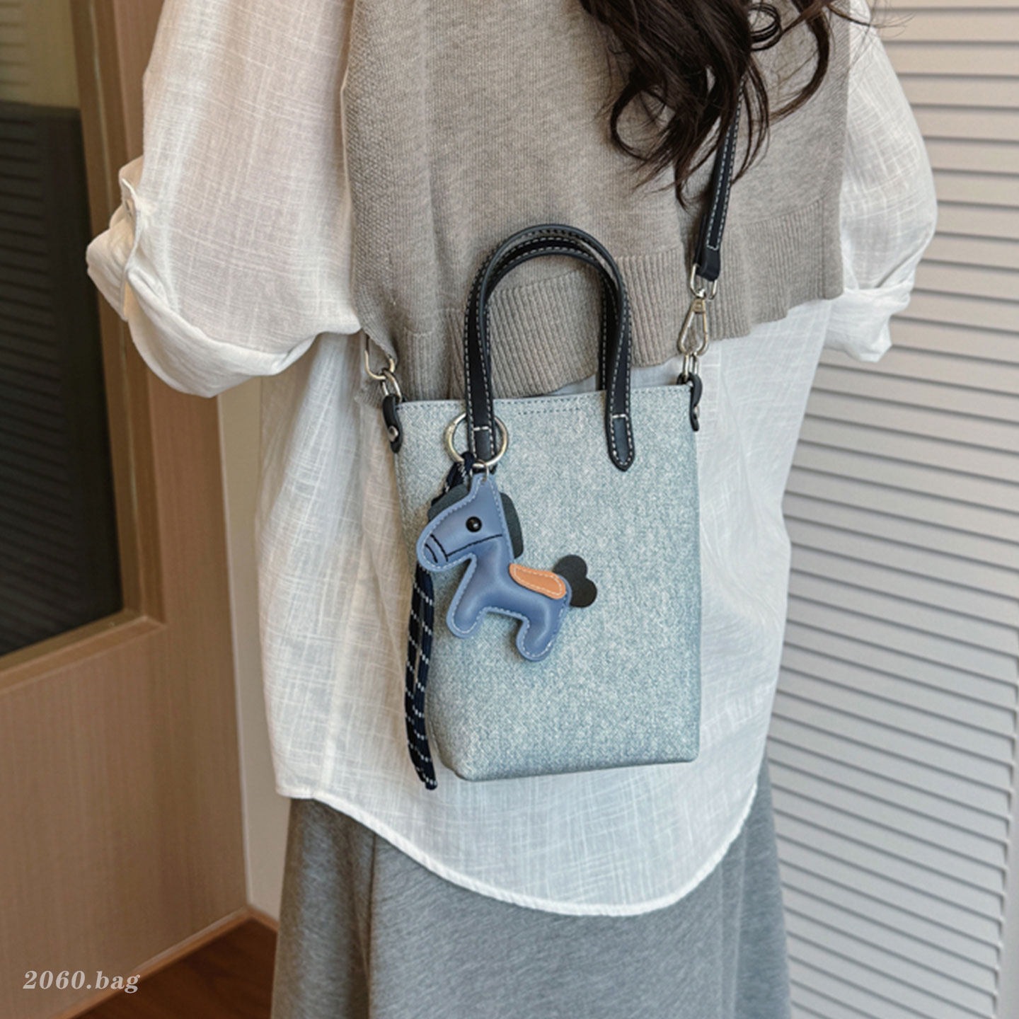 Casual nuevo bolso de verano de mujer inclinado 2026 cubo de hombro portátil versátil bolso pequeño teléfono móvil