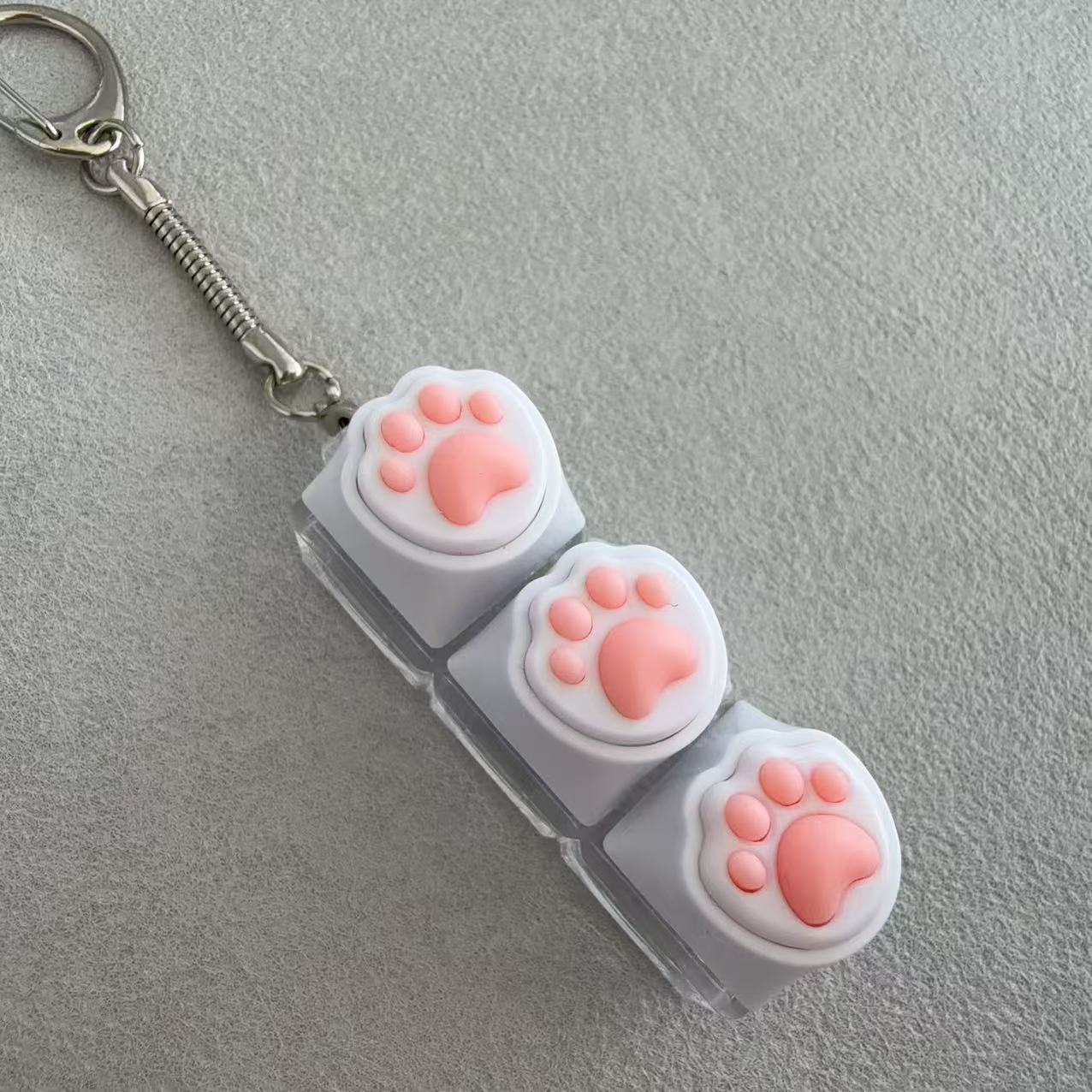 Three-button transparent shell-vertical white cat claw-snake bone chain