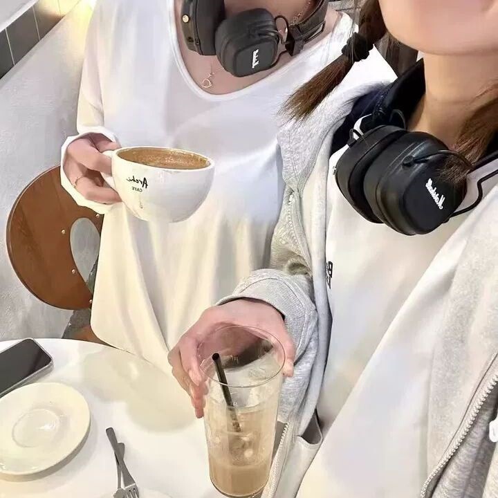 High Aesthetic Value! Solid Color Base Shirt for Autumn and Winter, Loose V-Neck Long-Sleeve T-Shirt for Women, Trendy Autumn Top, in Stock