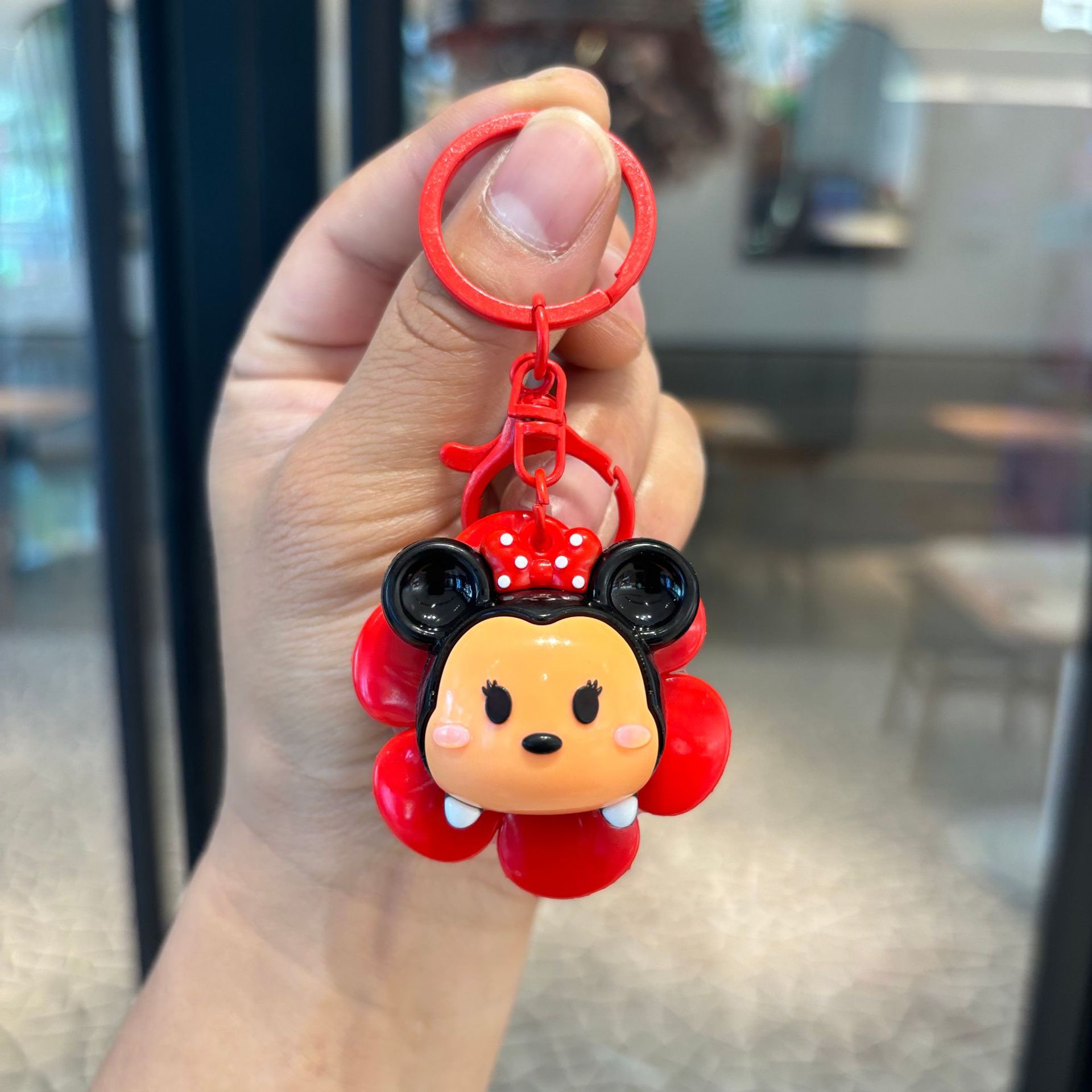 Mickey Minnie giratorio girasol de dibujos animados llavero Stitch mochila escolar para niños colgante máquina de muñecas regalo al por mayor