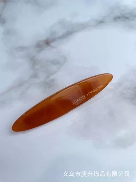 Willow leaves are pressed brown