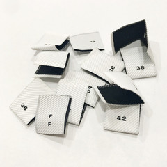 Fold bur in half, base size label F code scarf is unisex, dress is digital code label, twill weave collar label