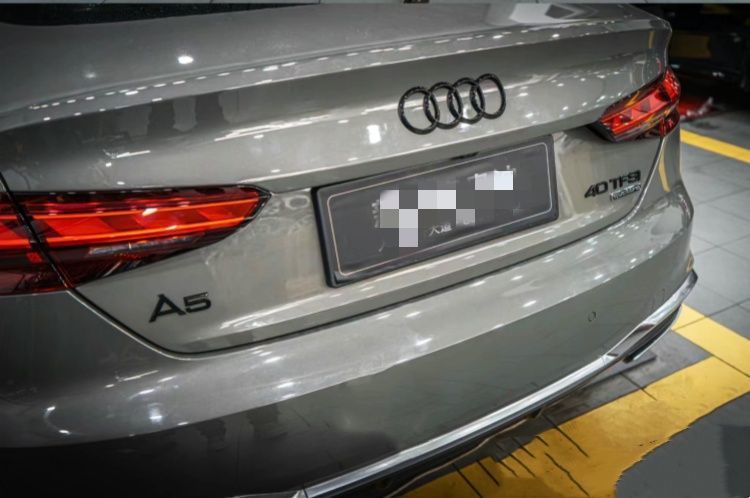 Audi black car emblem, A5 modified with four-ring lettering, four-wheel drive, 35TFSI engine, sporty body, and digital car emblem sticker