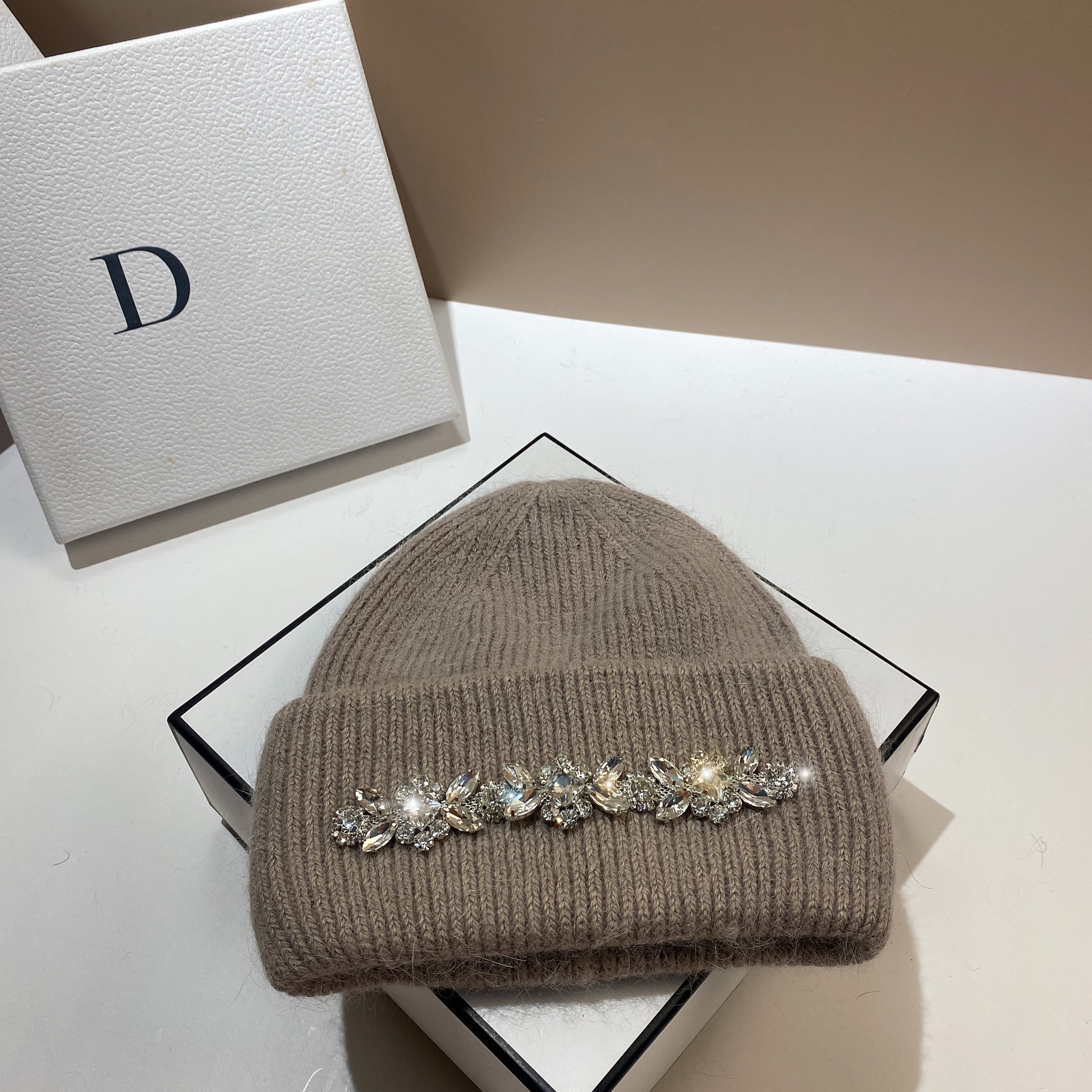 Women's Elegant Basic Simple Style Solid Color Rhinestone Eaveless Wool Cap display picture 3