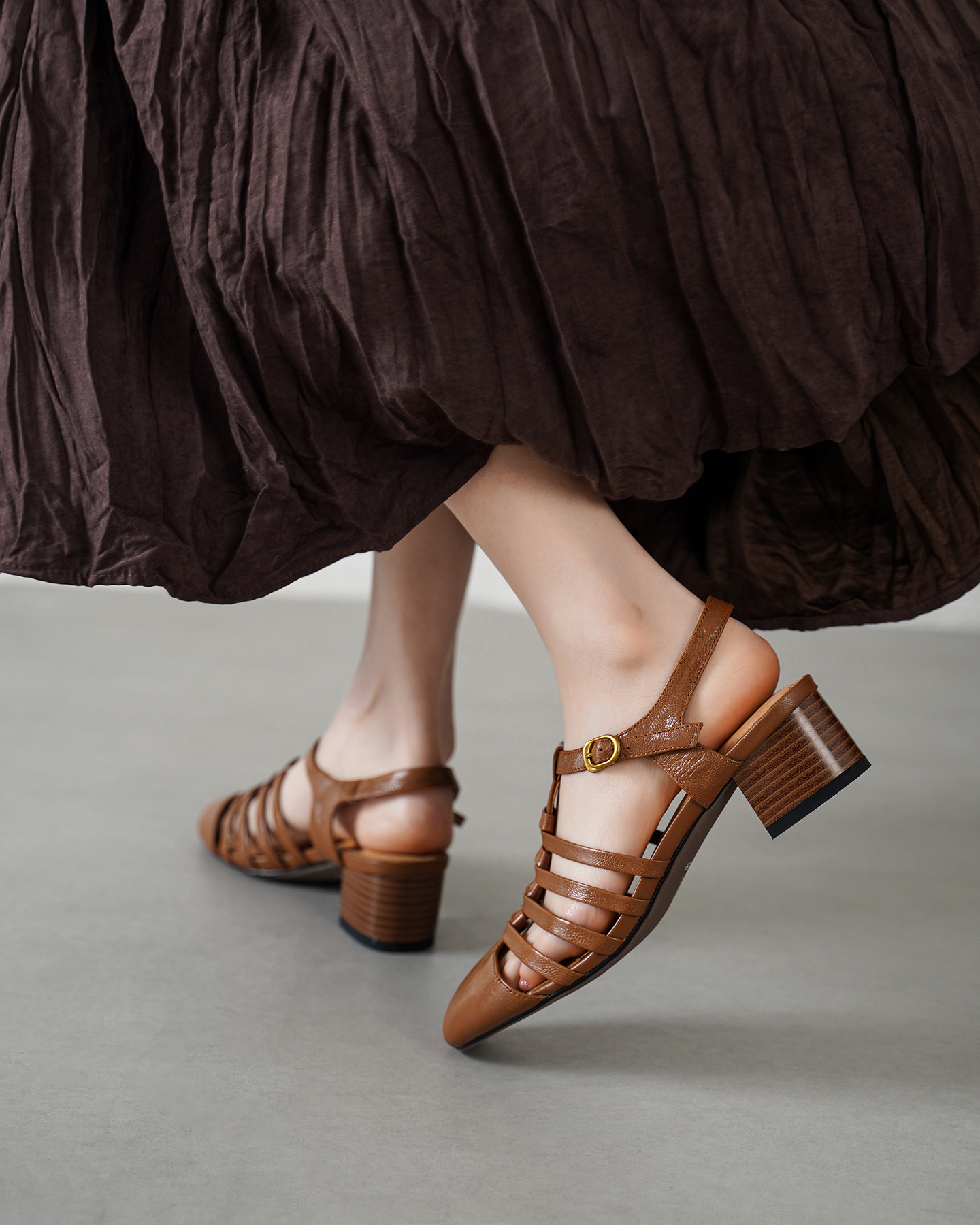 Sandal nữ cổ điển mũi nhọn quai T khóa, gót 5 cm, da cừu mềm — màu trắng ngà chi tiết 11