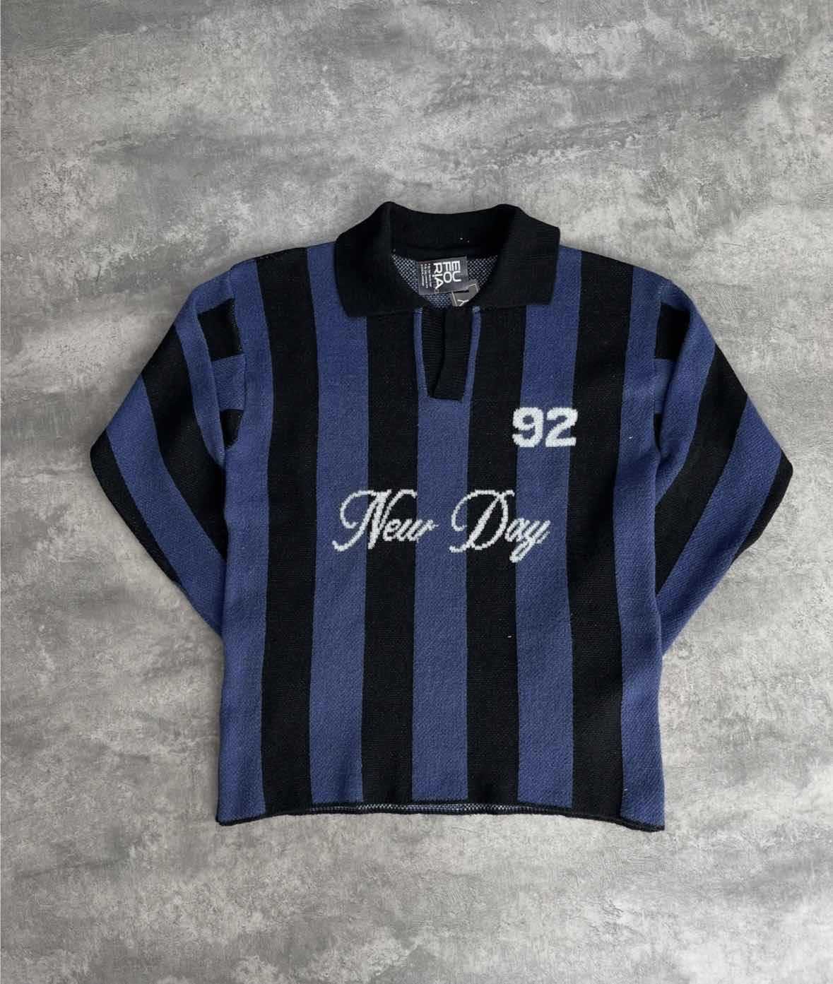 Suéter de punto estilo jersey retro americano con rayas verticales para hombre y mujer, con estampado de letras y cuello tipo polo, Otoño/Invierno 2025.