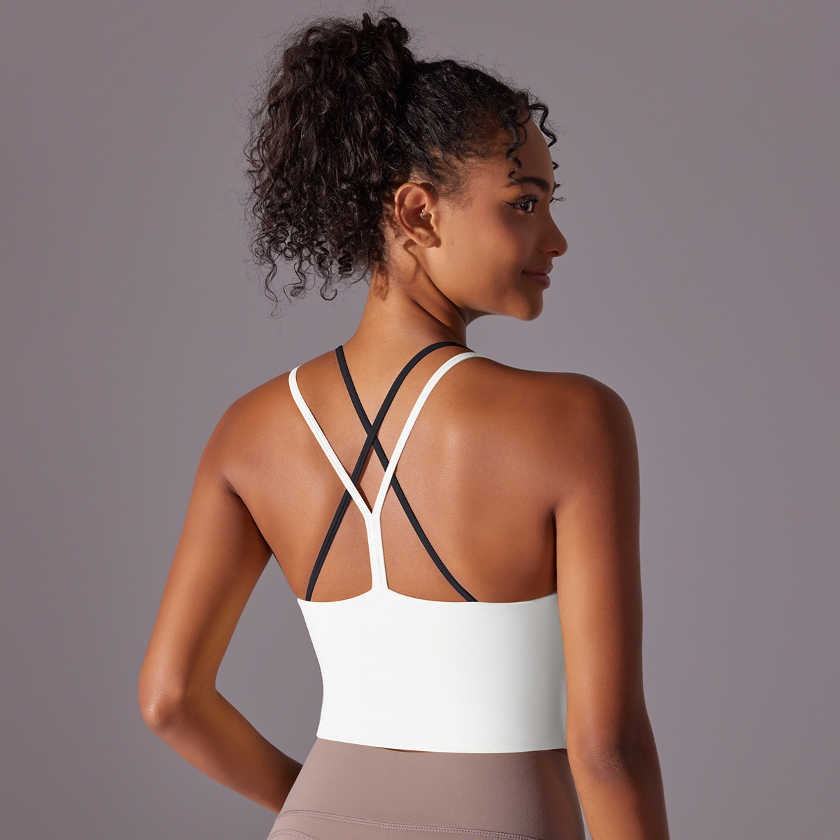Nueva ropa interior deportiva lisa de nailon de doble cara cruzada de doble cara con espalda de belleza de color sólido