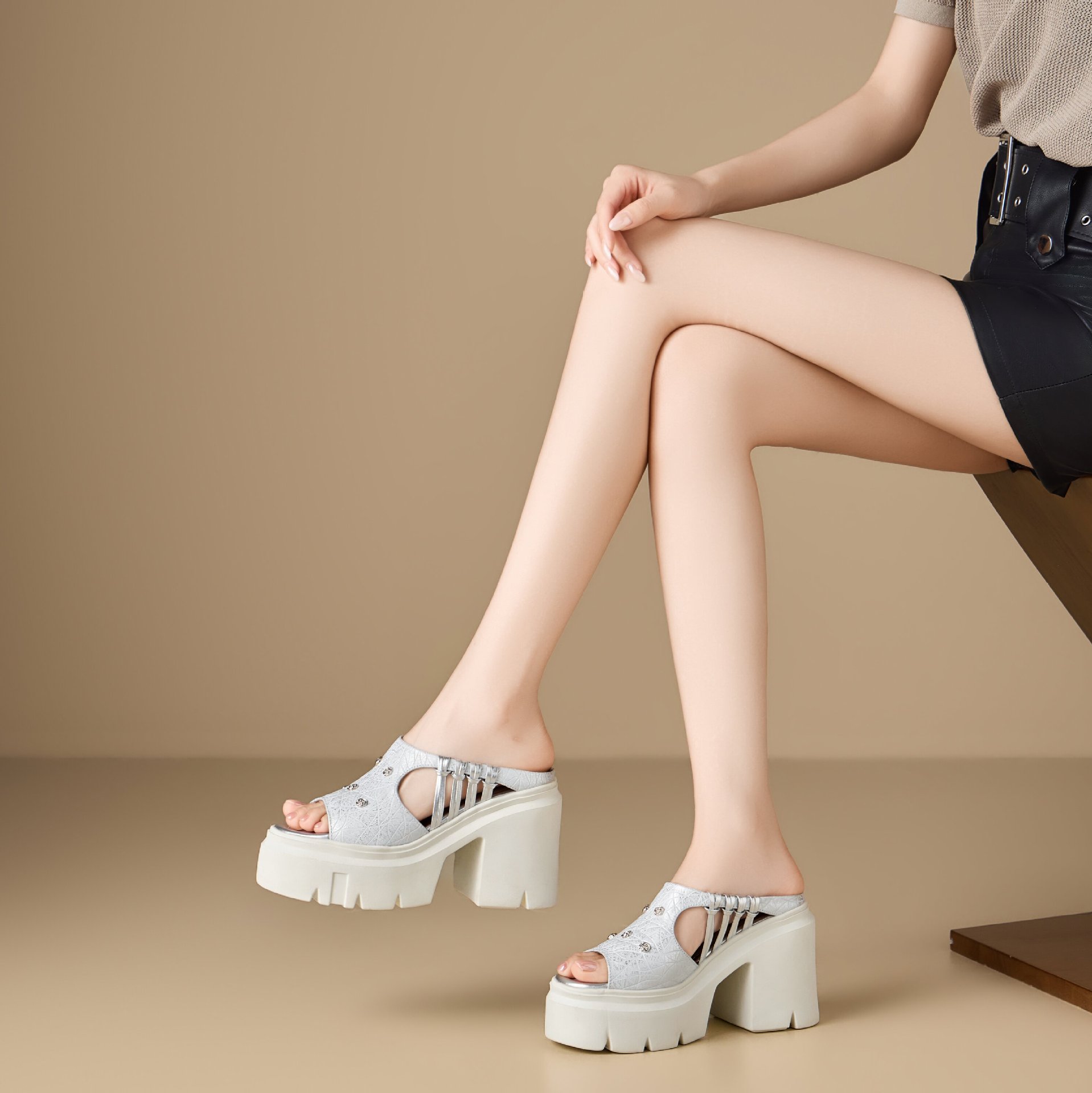 Dép sandal nữ quai chữ V đan da bò, gót vuông 12 cm, đế dày, phong cách tối giản — màu đen