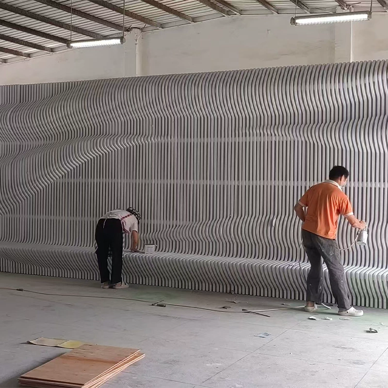 Индивидуальное уличное серебряное 3D-кресло с вертикальным узором на фоне, настенная скамейка, интегрированный инженерный дизайн GRC.