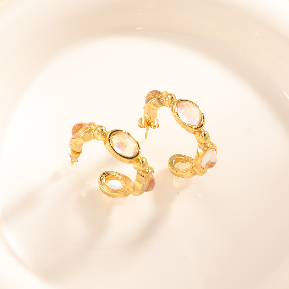 Diamante geométrico en forma de C pendientes de orejas de mujer temperamento coreano amor pendientes de orejas de corazón simple y compacto al por mayor
